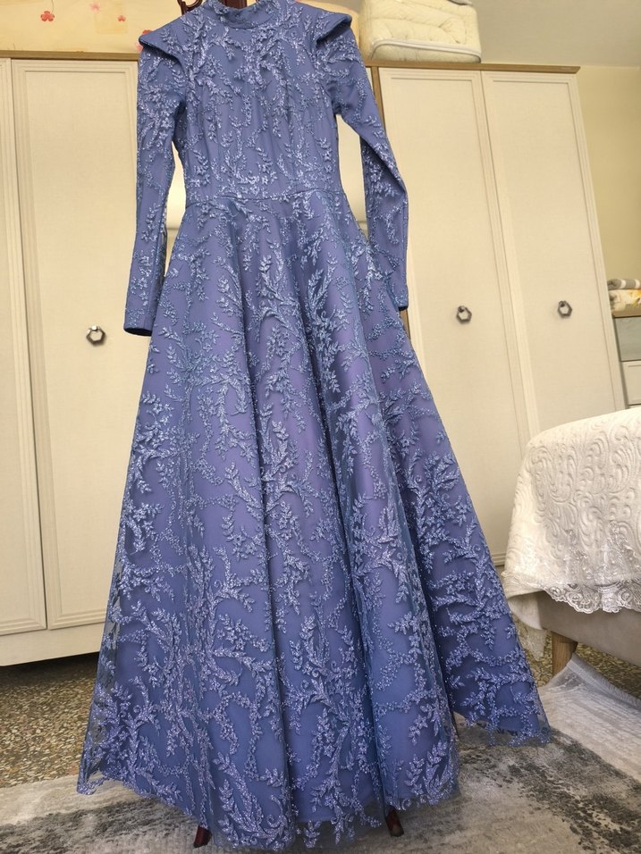 Uzun Kollu İşlemeli Mor Kadın Abiye Elbise - Görsel 4