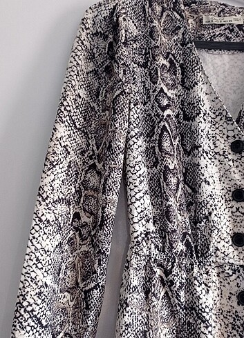 Zara Zzra muadili yılan derisi desenli mini elbise