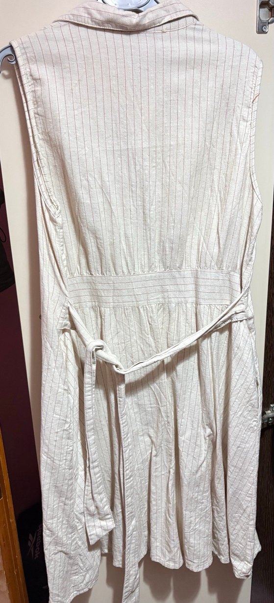 Düğmeli Kolsuz Beyaz Keten Elbise - Görsel 5