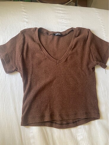 Kahverengi v yaka crop