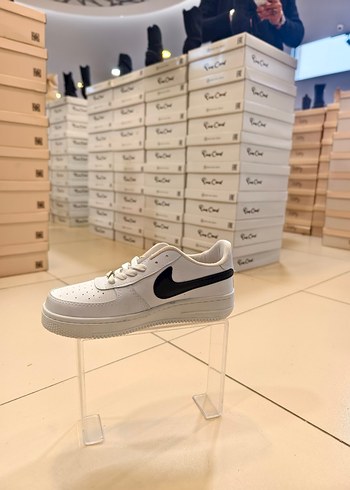 Nike Air Force 1 Beyaz Siyah Erkek Spor ayakkabısı - Görsel 2