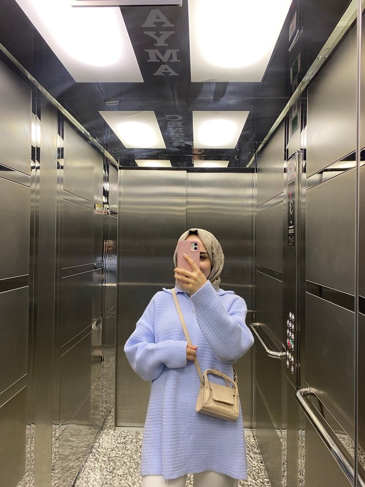 Mavi Renk Yüksek Yakalı Kadın Triko - Görsel 2