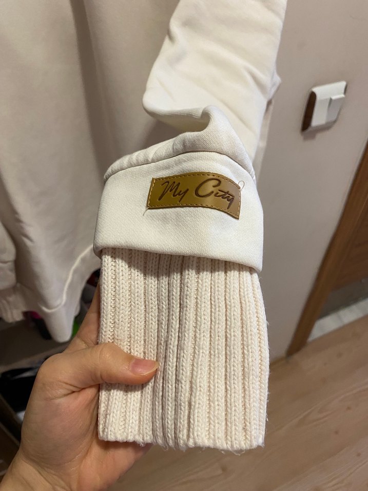 Beyaz Kapüşonsuz Salaş Sweatshirt - Görsel 3