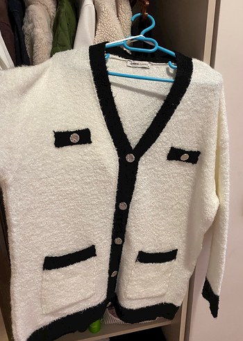 Siyah Detaylı Beyaz Triko Hırka - Görsel 2