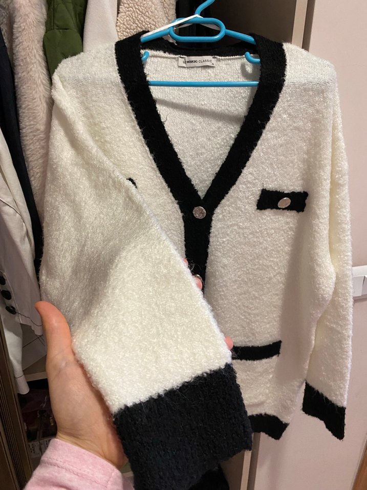 Siyah Detaylı Beyaz Triko Hırka - Görsel 3