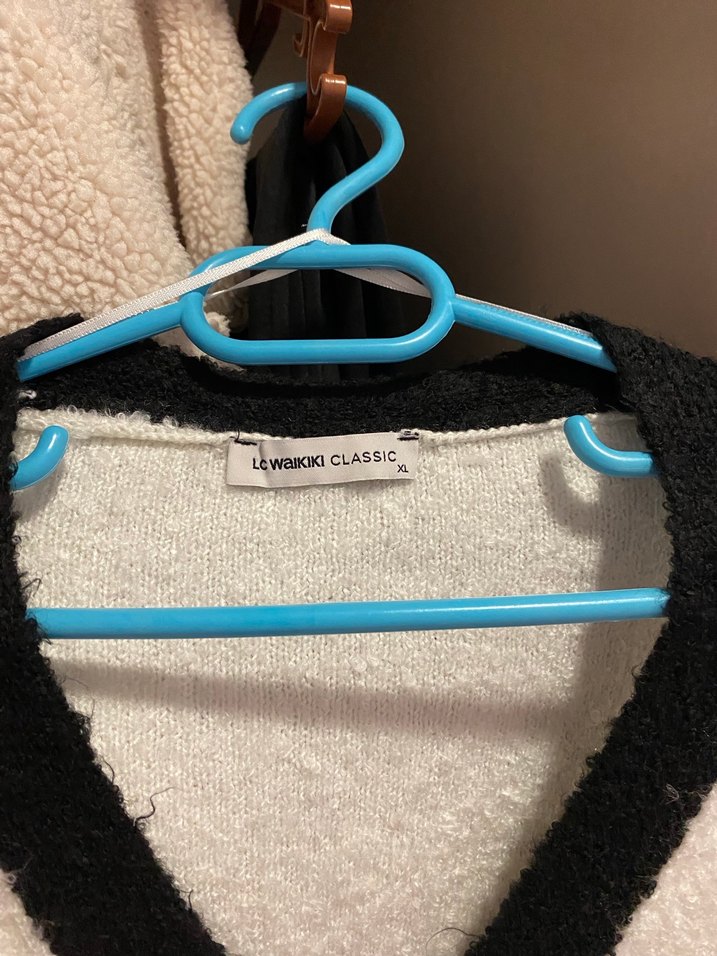 Siyah Detaylı Beyaz Triko Hırka - Görsel 4