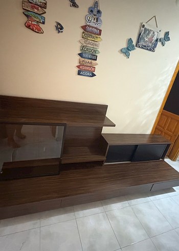 Koyu kahverengi ahşap TV ünitesi