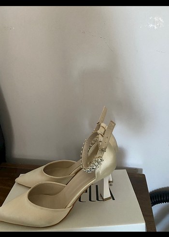 Beyaz Saten Taşlı Stiletto Ayakkabı