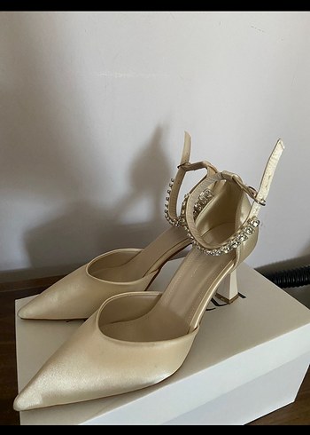 39 Beden Beyaz Saten Taşlı Stiletto Ayakkabı