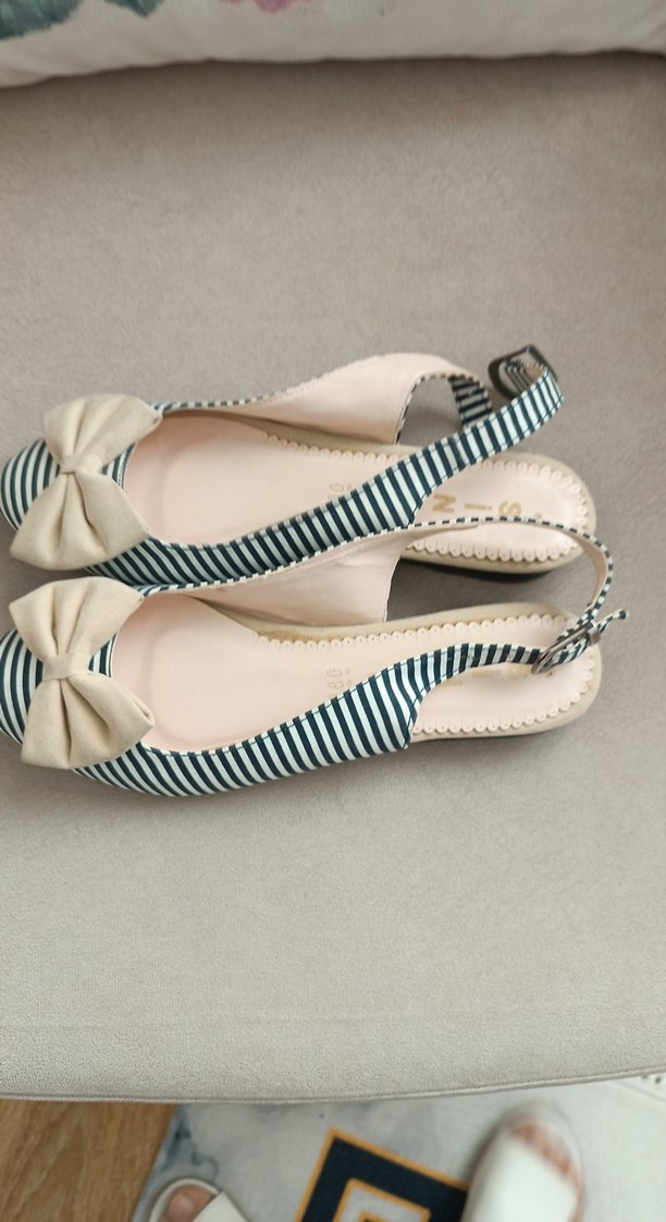 Beyaz Zebra Desenli Fiyonklu Dolgu Topuklu - Görsel 4