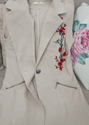 Nakışlı Düğmeli Kolsuz Bej Blazer - Görsel 3