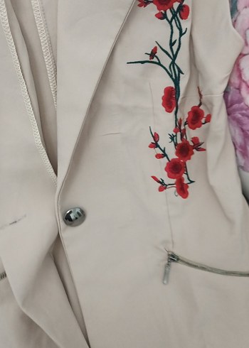 Nakışlı Düğmeli Kolsuz Bej Blazer - Görsel 9