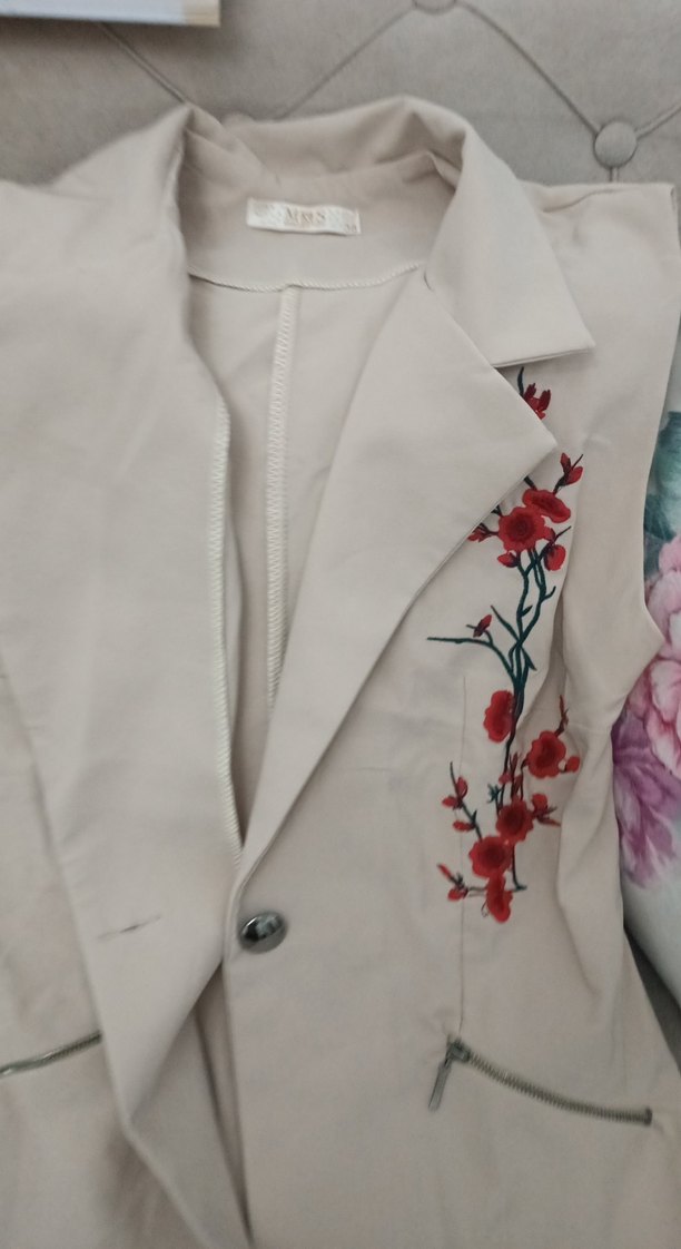 Nakışlı Düğmeli Kolsuz Bej Blazer - Görsel 4