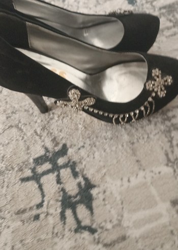 Siyah Süet İşlemeli Taşlı Stiletto Topuklu Ayakkabı