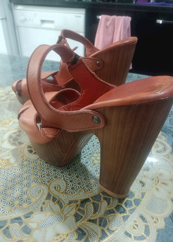 Stradivarius Deri Tokalı Kahverengi Ahşap Topuklu Sandalet