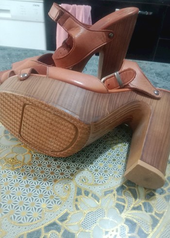Deri Tokalı Kahverengi Ahşap Topuklu Sandalet