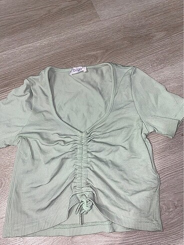 yesil crop dekolteli