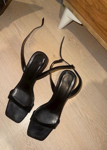 Siyah Minimalist Topuklu Kadın Sandalet