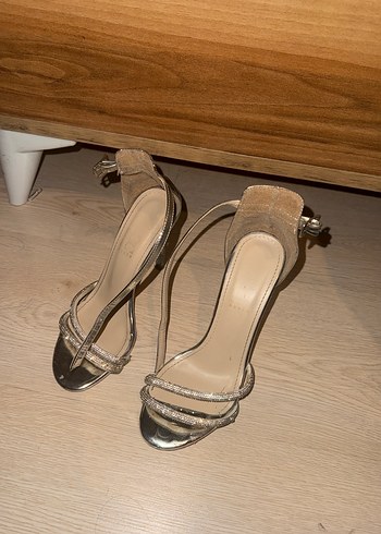 35 Beden Bej Yılan Desenli Metal Tokalı Stiletto