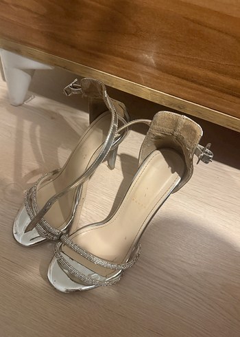 Bej Yılan Desenli Metal Tokalı Stiletto