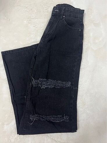Siyah Yırtık Detaylı Straight Jean