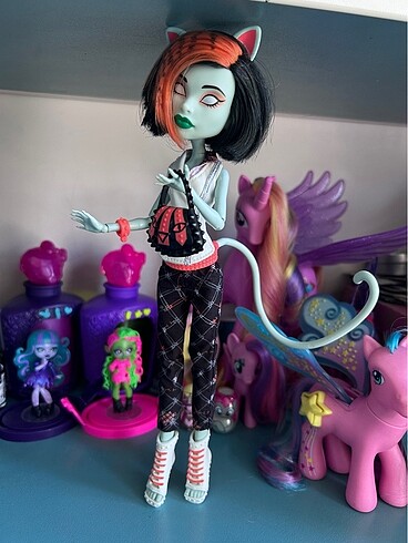Monster High Scarah Screams
