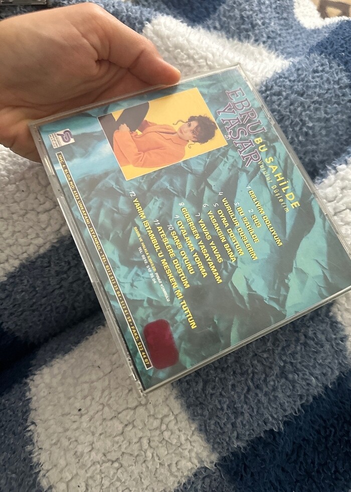 Kırmızı bandrol ebru yaşar cd - Görsel 2