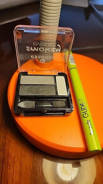 ESSENCE SMOKEY EYES FAR SETİ & SİYAH EYELINER