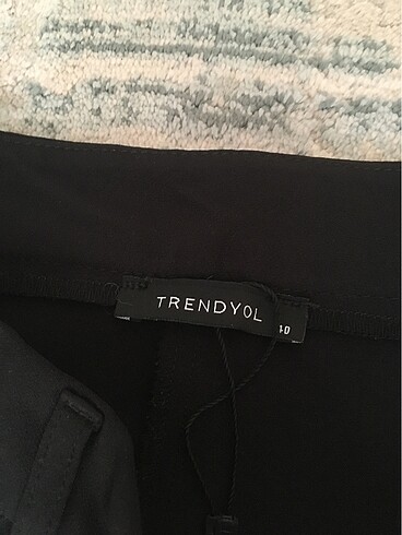 40 Beden siyah Renk Trendyolmilla siyah kumaş pantolon