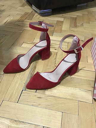 Kırmızı stiletto