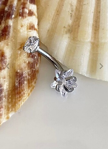  Beden Yıldız piercing