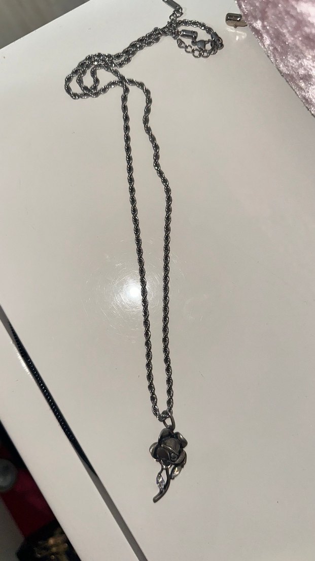 Çiçek Detaylı Rus gümüşü Gri Zincir Kolye - Görsel 2