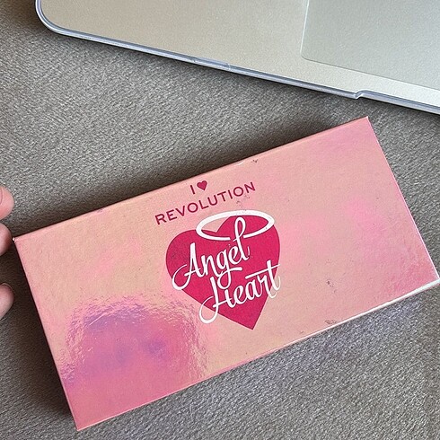 Revolution Angel Heart far paleti