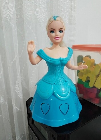 Elsa muzikli dans ediyor