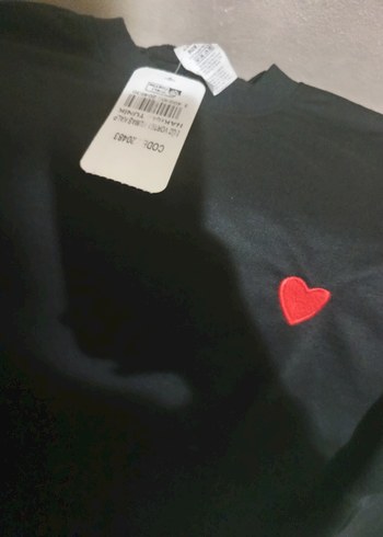 Siyah Pamuklu Kadın Tişört Kırmızı Kalp Detay - Görsel 2