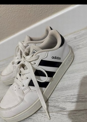Beyaz Adidas Spor Ayakkabı Kadın