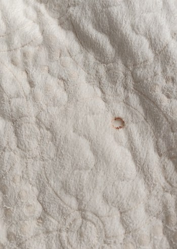 Gri tonlarında beyaz sade yatak örtüsü - Görsel 5