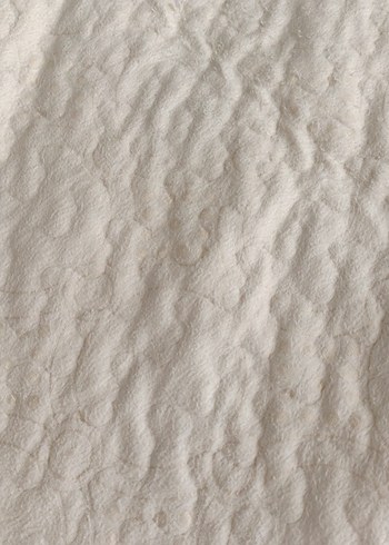 Gri tonlarında beyaz sade yatak örtüsü - Görsel 2