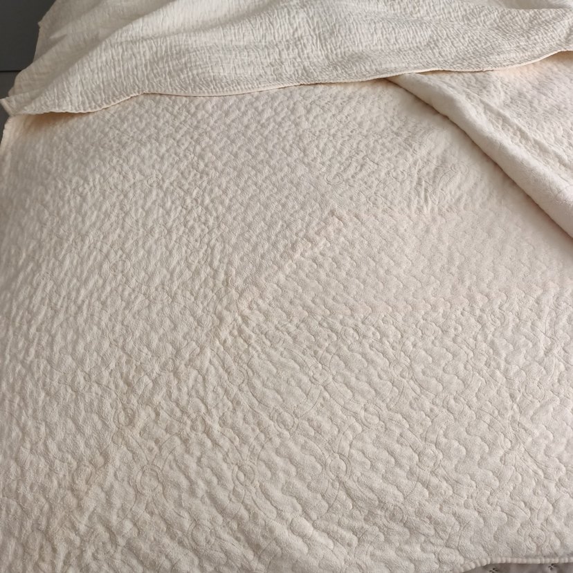 Gri tonlarında beyaz sade yatak örtüsü - Görsel 4