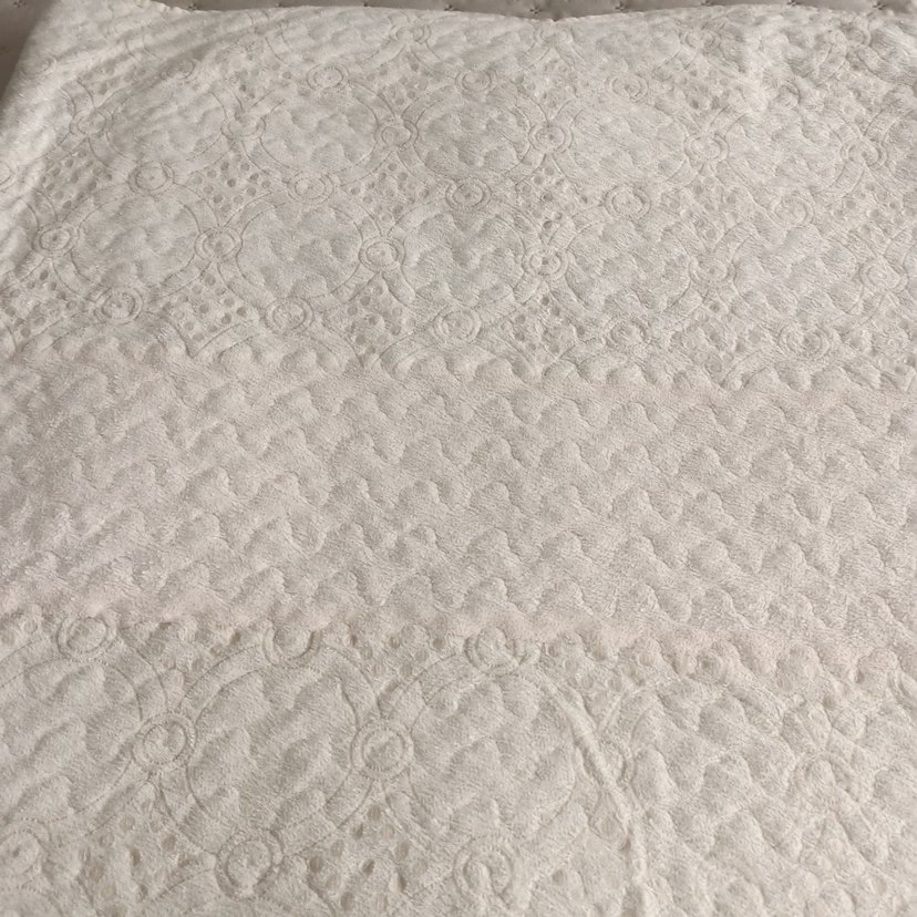 Gri tonlarında beyaz sade yatak örtüsü - Görsel 3