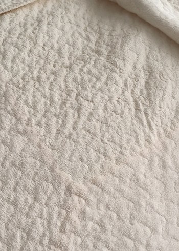 Gri tonlarında beyaz düz yatak örtüsü - Görsel 4