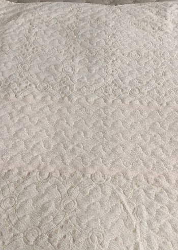 Gri tonlarında beyaz düz yatak örtüsü - Görsel 2