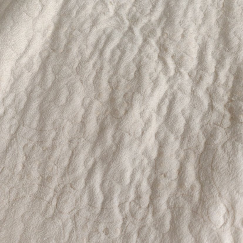 Gri tonlarında beyaz düz yatak örtüsü - Görsel 3