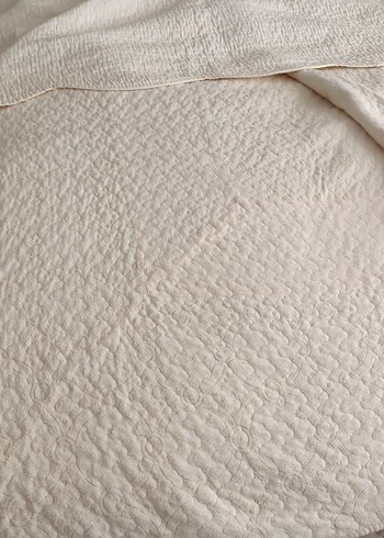 Gri tonlarında beyaz düz yorgan - Görsel 2