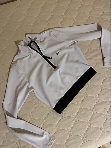 Nike üst