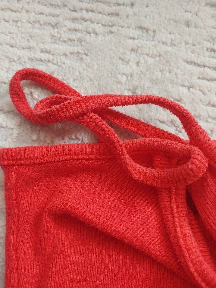 Kırmızı V Yaka İnce Askılı Kadın Atlet - Görsel 3