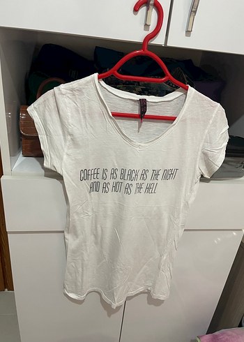 V Yaka Baskılı Beyaz Kadın Tişört