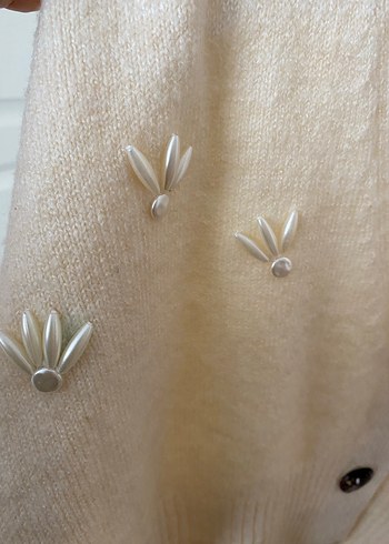 Beyaz İşlemeli Düğmeli Kadın Hırka - Görsel 2