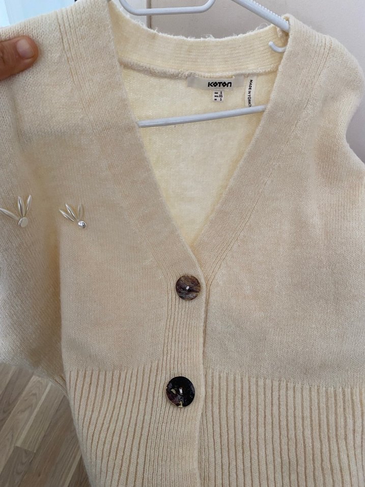 Beyaz İşlemeli Düğmeli Kadın Hırka - Görsel 3