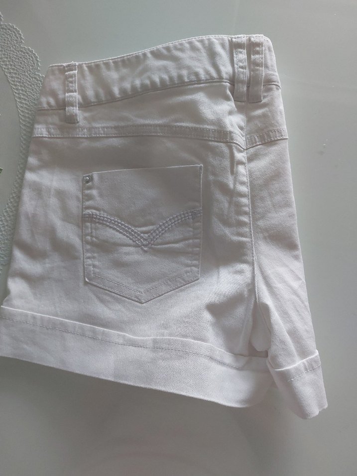 Düğmeli Beyaz Mini Kadın Şort - Görsel 4